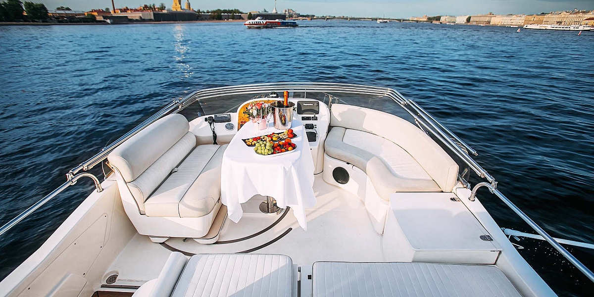 Аренда моторной яхты Sealine 39 АМО в Санкт-Петербурге